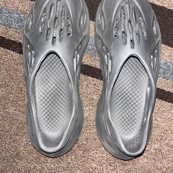 Men's Yeezy Slides - Picture 2 of 3